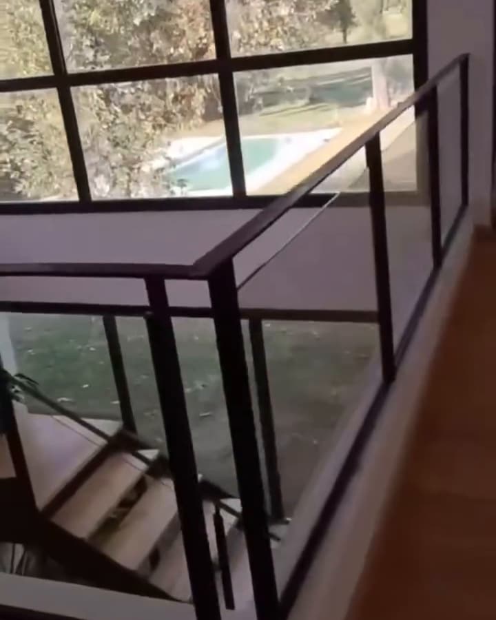 Baranda de vidrio en una escalera