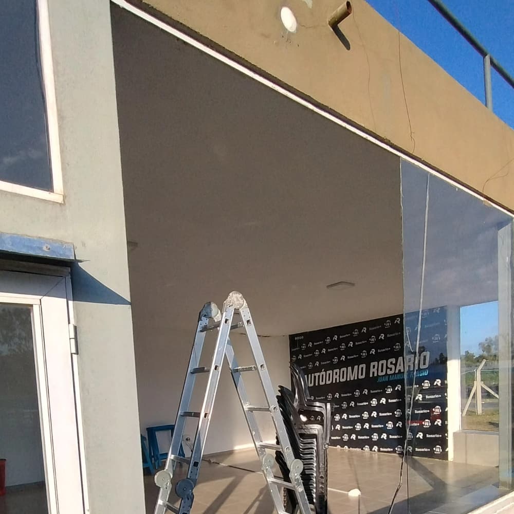 Cerramiento de vidrio de seguridad en un local