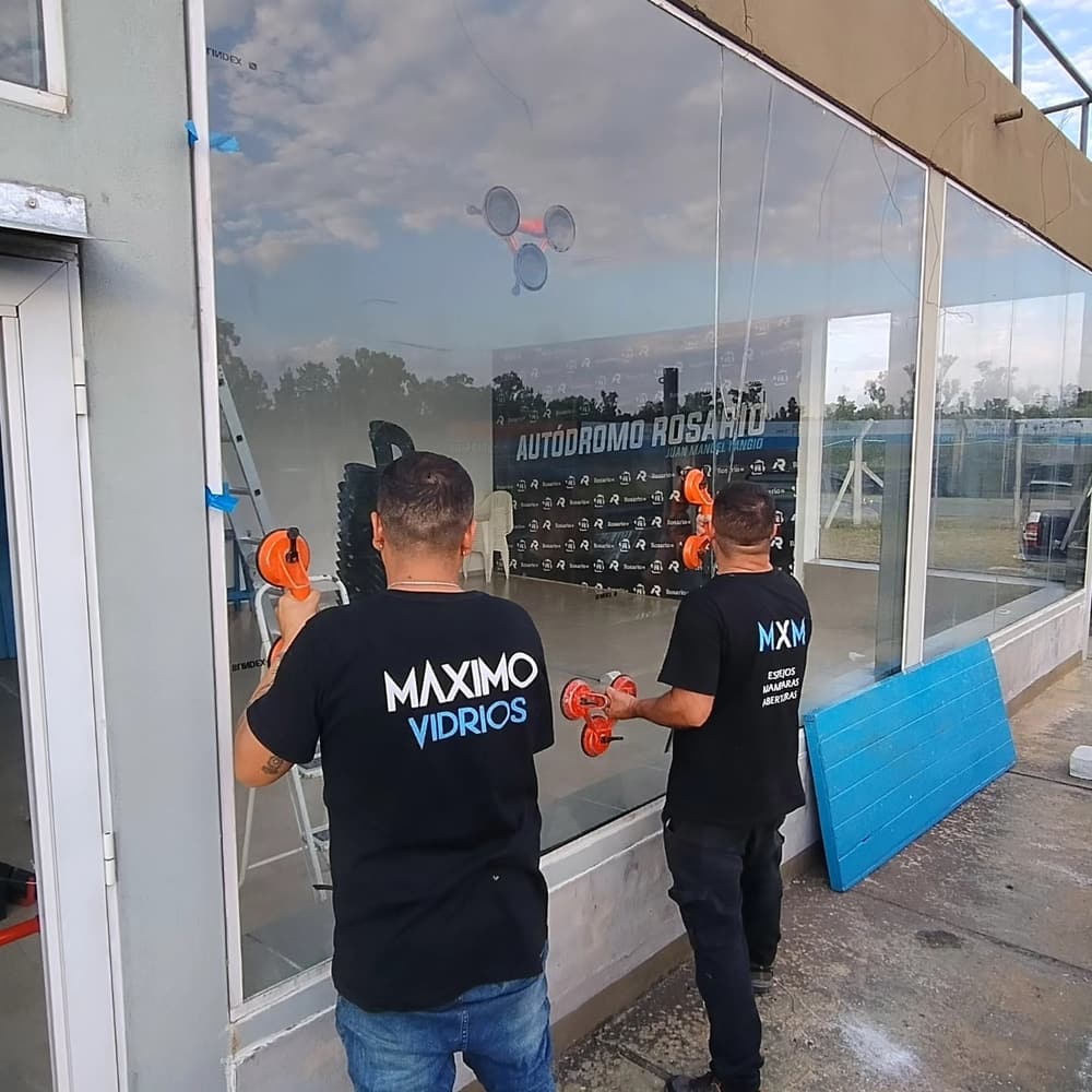 El equipo de Maximo Vidrios colocando un vidrio de seguridad