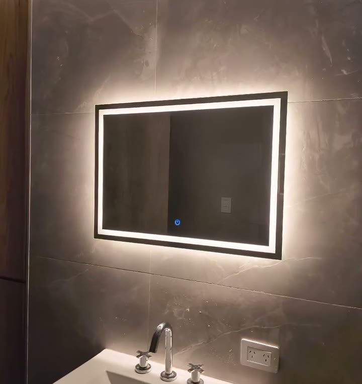 Espejo LED con luz fría en un baño