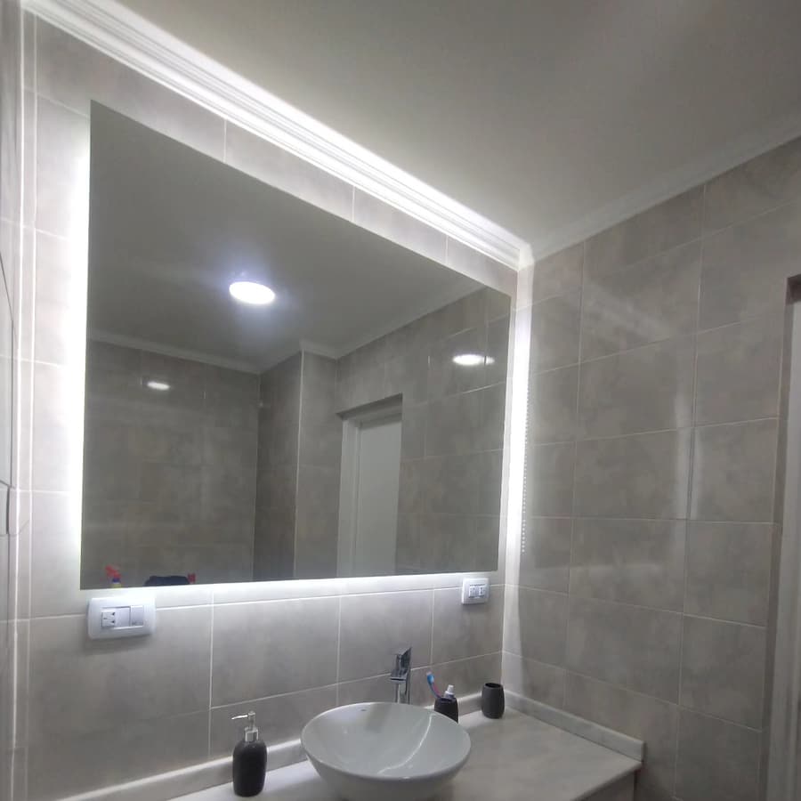 Espejo LED retroiluminado sobre un vanitory